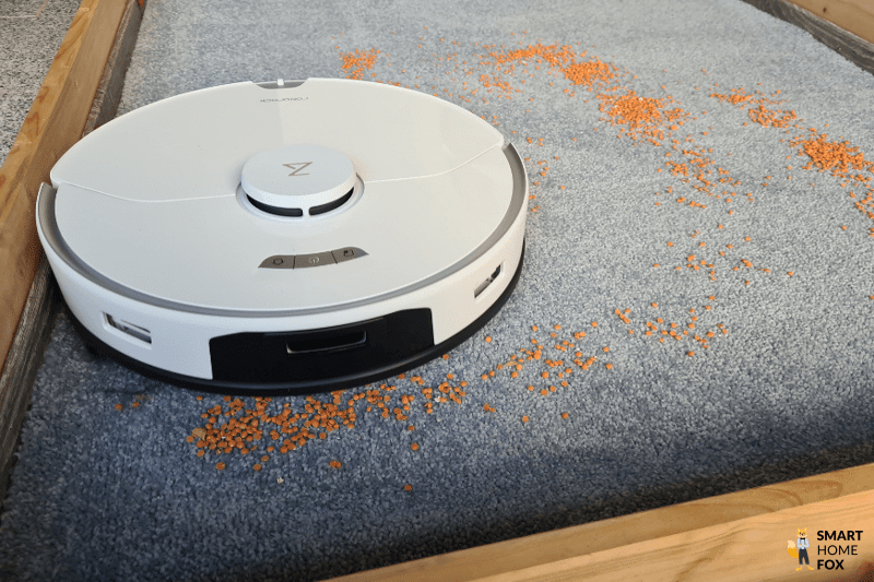 Roborock S7 Pro Ultra Saugroboter reinigt Linsen auf einem hochflorigen Teppich